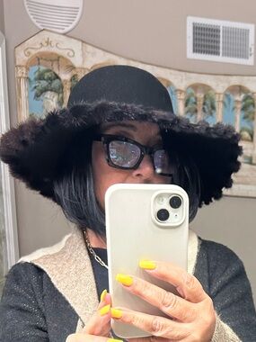 Toucan Collection Black Women's Wool Wide-Brim Flower Fur Trim Hat